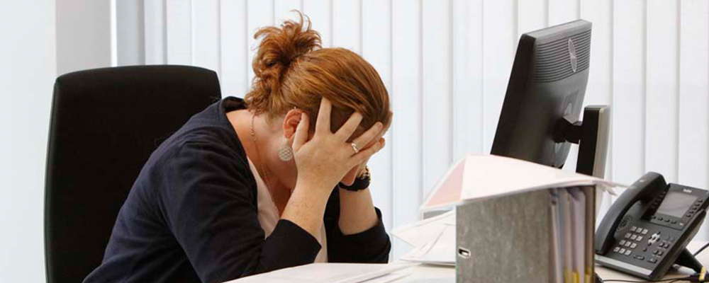Überforderte Frau am PC