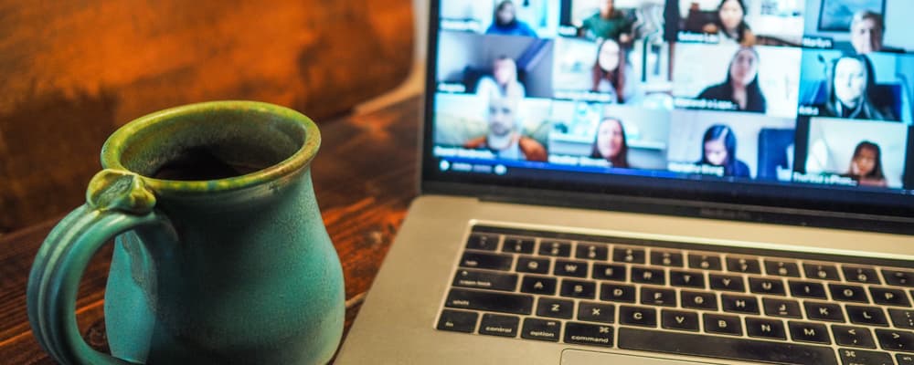 Laptop mit Kaffeetasse